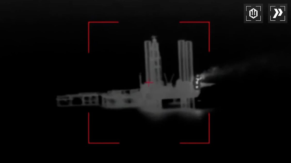 Ukrajinci zasáhli novými zbraněmi plovoucí vrtnou věž